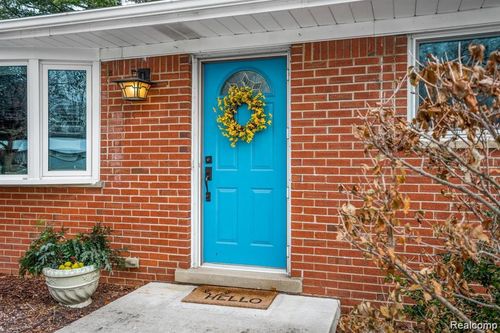 195 Nesbit Ln, Rochester Hills, MI, 48309-2172 | Card Image