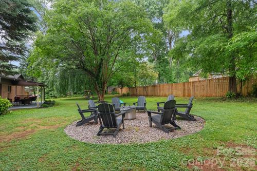 300 Brookmeade Dr, Statesville, NC, 28625-4614 | Card Image