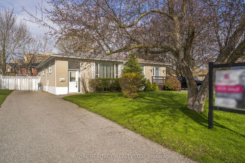 121 Tulloch Dr, Ajax, ON, L1S2S7 | Card Image