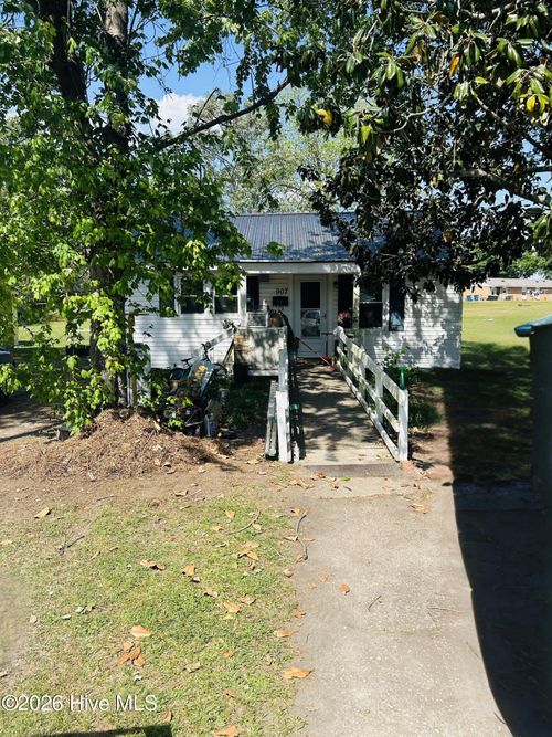 907 E Harnett St, Dunn, NC, 28334-4315 | Card Image