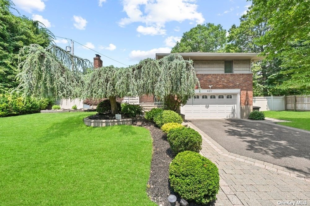 Gloucester Ct, Westbury, NY 11590