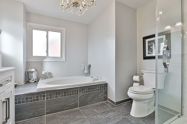 724 Barnes Cres, House other with 5 bedrooms, 4 bathrooms and 6 parking in Oshawa ON | Image 25