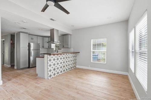 126 King Roger St, San Antonio, TX, 78204-2336 | Card Image