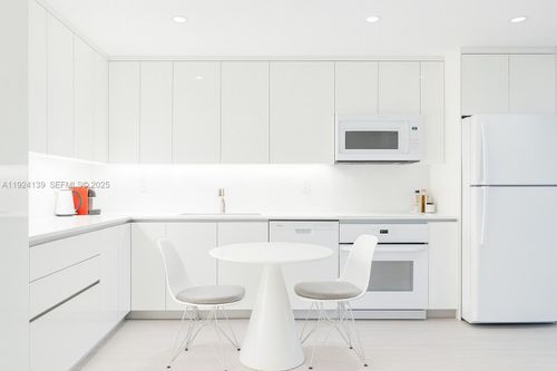 apt-636-2301 Collins Ave, Miami Beach, FL, 33139-1615 | Card Image