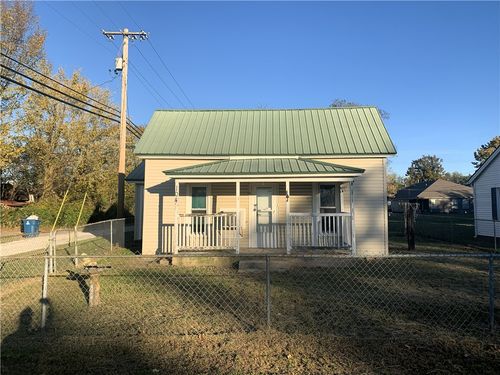 104 S Giles Ave, Gentry, AR, 72734-8642 | Card Image