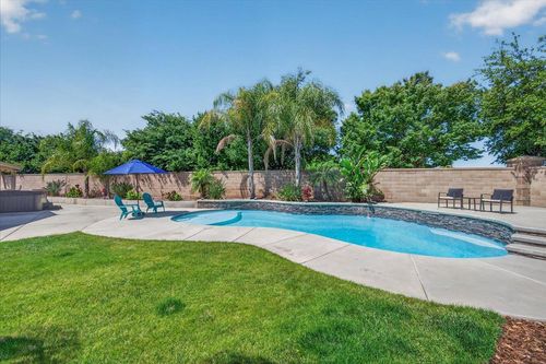 1994 N Cherry Ln, Clovis, CA, 93619-7581 | Card Image