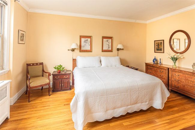 Large primary bedroom | Image 6