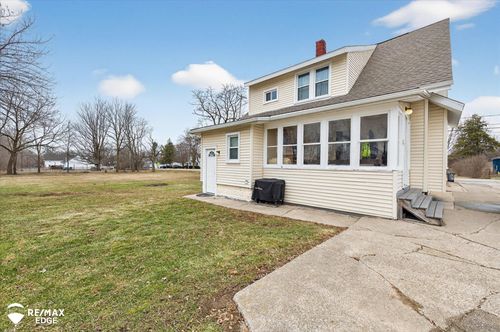 1063 W Pine Ave, Mount Morris, MI, 48458-1002 | Card Image