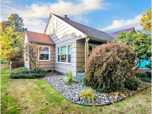 571 26th Ave, Longview, WA, 98632-1327 | Card Image