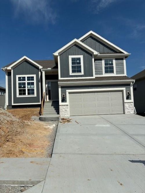 16244 Giorgia St, Parkville, MO, 64152-8773 | Card Image