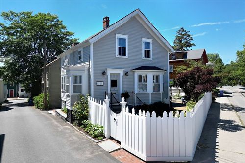 8 Sanford St, Newport, RI, 02840-2524 | Card Image