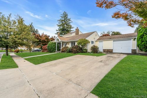 4 Greenway Dr, Syosset, NY, 11791-3612 | Card Image