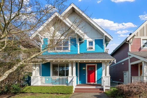 245 Holly Ave, New Westminster, BC, V3M0B3 | Card Image