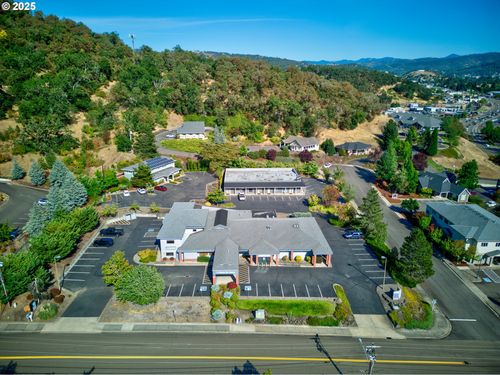 2435 Nw Kline St, Roseburg, OR, 97471-1687 | Card Image
