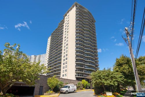 2077 Center Ave, Fort Lee, NJ, 07024-4901 | Card Image