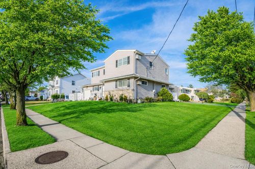 2 Kroll St, Plainview, NY, 11803-2110 | Card Image