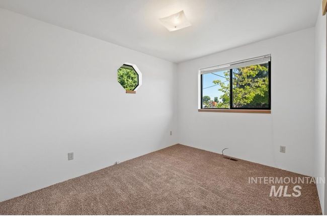 View of carpeted empty room | Image 16