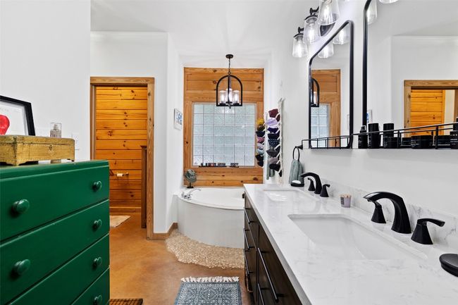 double vanity, soaking tub and separate shower | Image 25