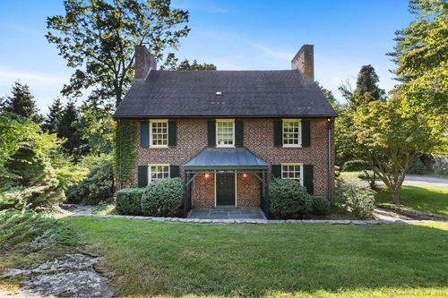 70 Round Hill Rd, Greenwich, CT, 06831-3743 | Card Image