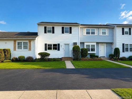5 Hampton Ct, Coram, NY, 11727-1627 | Card Image