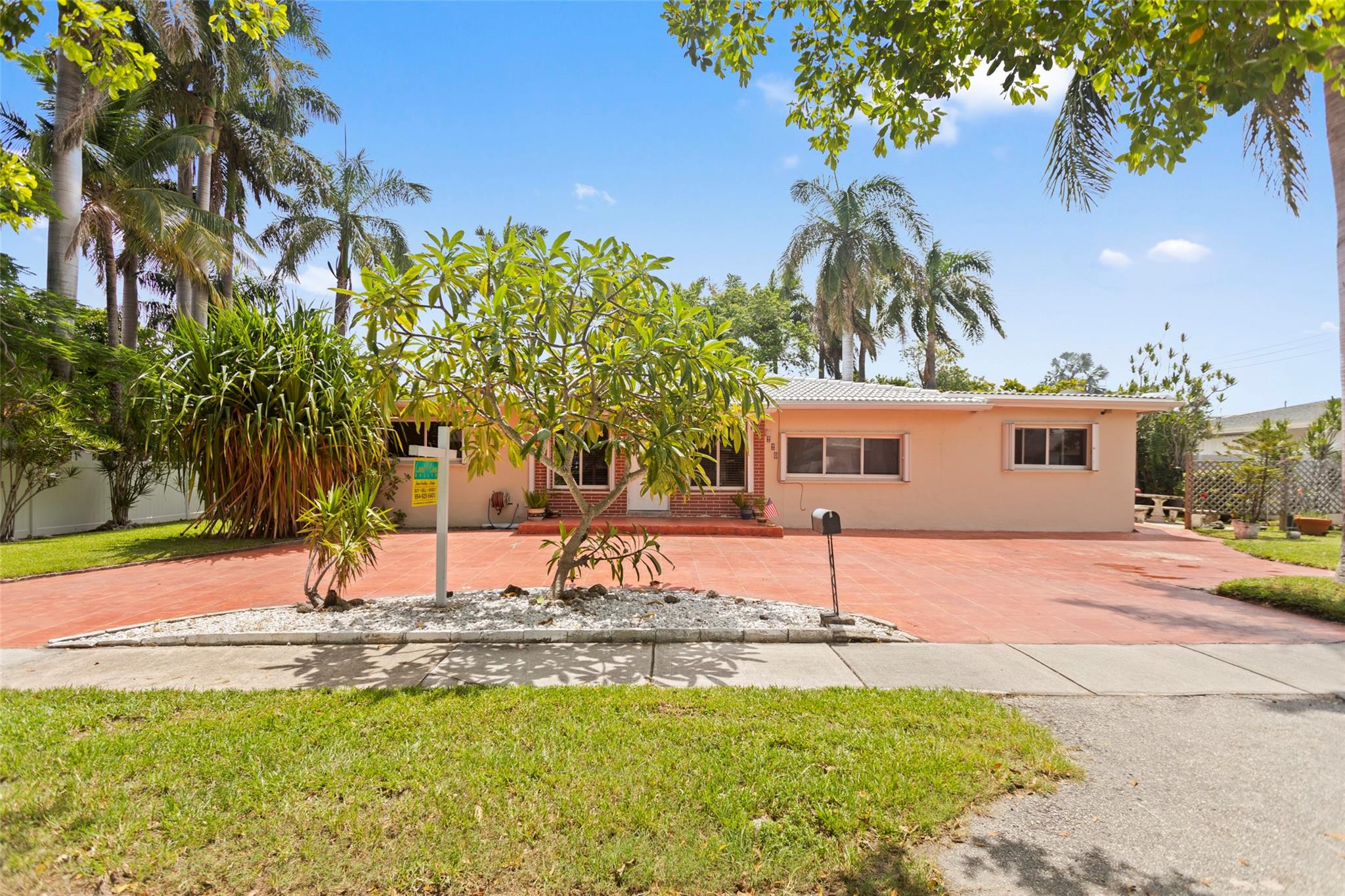 1st St, Dania, FL 33004
