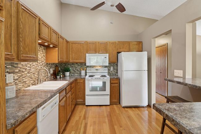 6160 Creek View Rdg, Townhouse with 3 bedrooms, 2 bathrooms and null parking in Minnetonka MN | Image 14