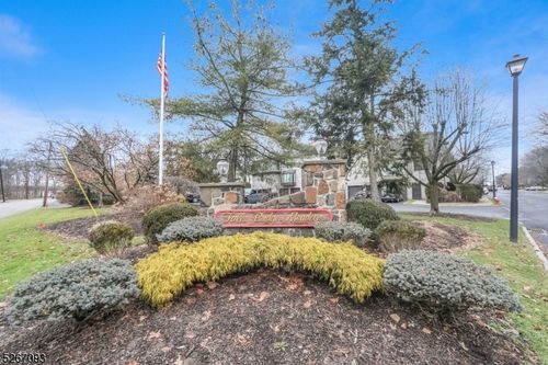 10-10 Falls Bridge Dr, Totowa, NJ, 07512-1718 | Card Image