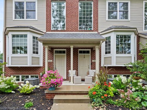 551 Village Ln, Milford, MI, 48381-1546 | Card Image