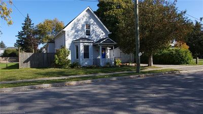 8 Railway St, House other with 3 bedrooms, 1 bathrooms and 5 parking in Hagersville ON | Image 1