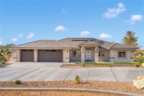 18554 Temecula Ave, Hesperia, CA, 92345-7166 | Card Image