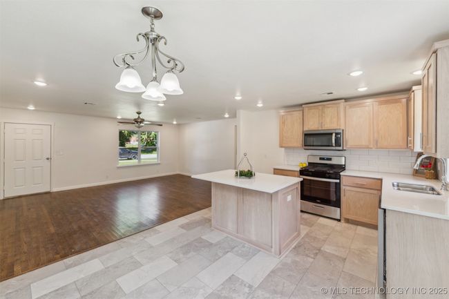 201 W 9 Th St, House other with 2 bedrooms, 1 bathrooms and null parking in Claremore OK | Image 4