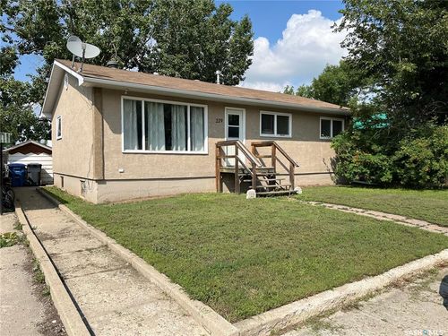 229 4th Ave, Gravelbourg, SK, S0H1X0 | Card Image