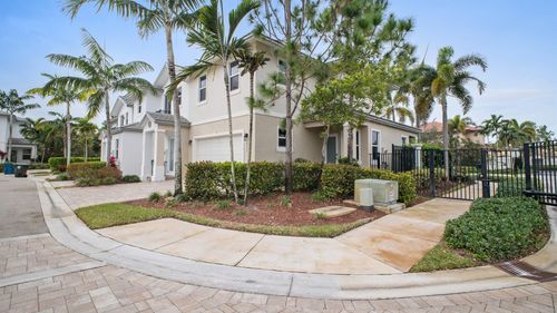 6993-6993 Pines Cir, Coconut Creek, FL, 33073-2749 | Card Image