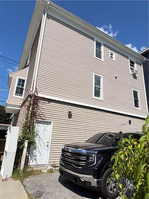 664 Plainfield St, Providence, RI, 02909-4666 | Card Image