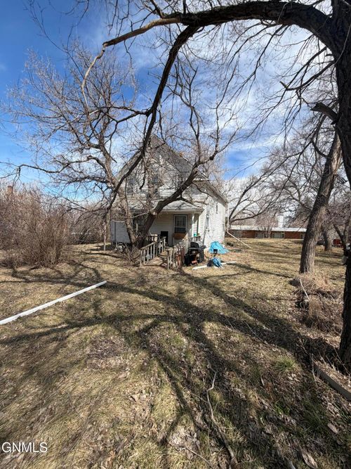 305 Washington St, Noonan, ND, 58765-4019 | Card Image