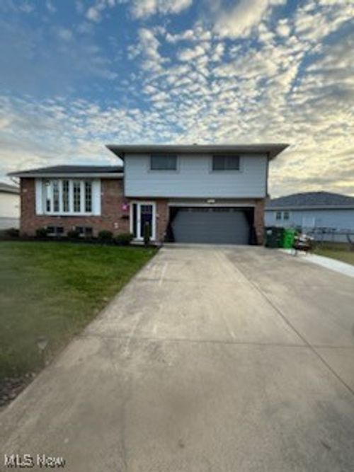 60 Santin Cir, Bedford, OH, 44146-3403 | Card Image