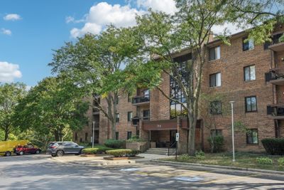 209 - 714 Walnut Drive, Condo with 3 bedrooms, 2 bathrooms and 1 parking in Darien IL | Image 2