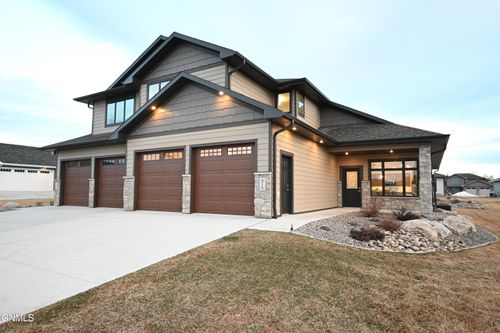 916 Collective Ln, Bismarck, ND, 58503-6666 | Card Image