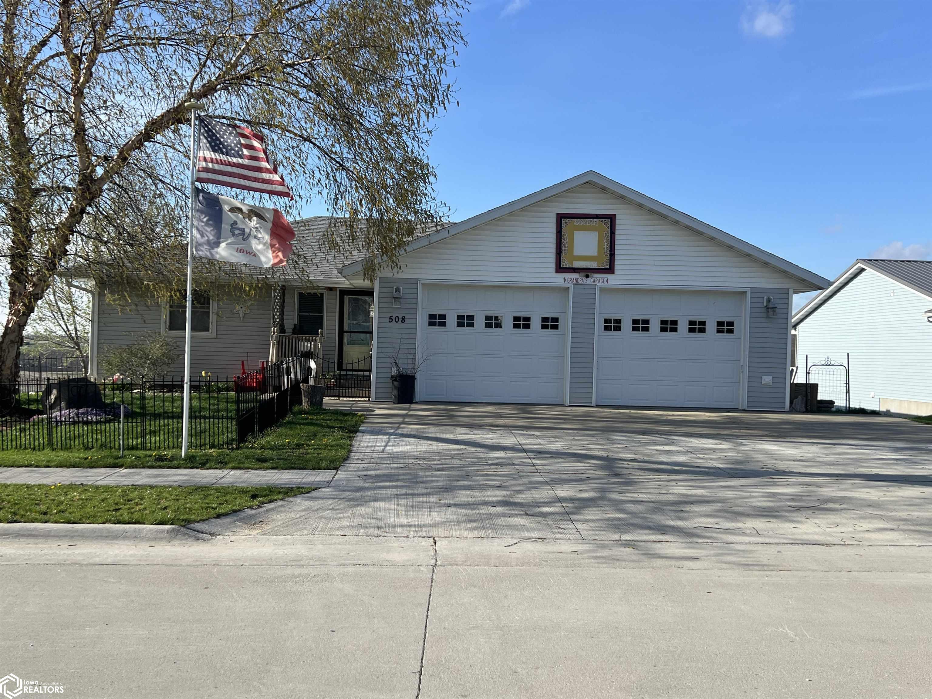 Des Moines St, Brooklyn, IA 52211