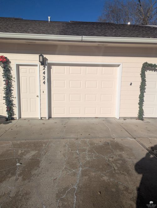 2424 Dickens Ave, Manhattan, KS, 66502-2765 | Card Image