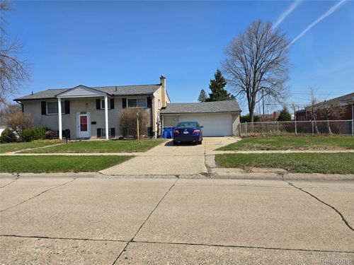 27592 Strathmoor Dr, Warren, MI, 48092-5140 | Card Image