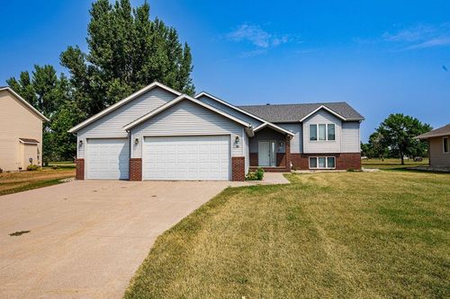 202 Fairway Dr, Casselton, ND, 58012-3825 | Card Image