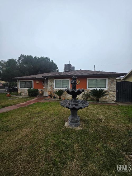 901 Belmont St, Delano, CA, 93215-2614 | Card Image