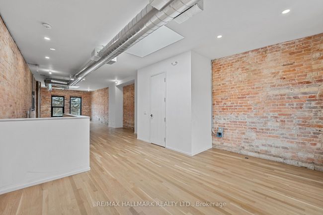 300 - 974 Queen St E, Home with 0 bedrooms, 1 bathrooms and null parking in Toronto ON | Image 7