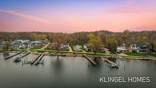 16527 Lakeview Street, Ferrysburg, MI, 49456 | Card Image