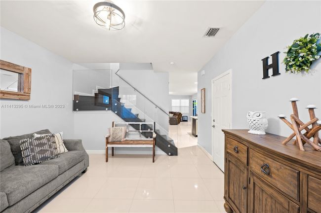 0 - 10250 Nw 70th Ter, Townhouse with 4 bedrooms, 3 bathrooms and null parking in Doral FL | Image 3