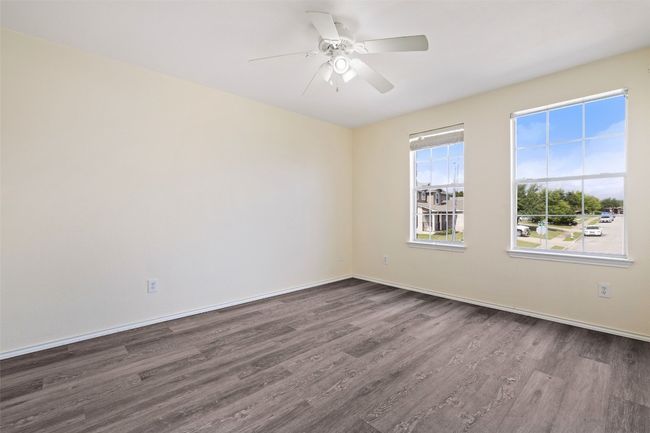 Unfurnished room with dark wood-style floors, a ceiling fan, and baseboards | Image 30
