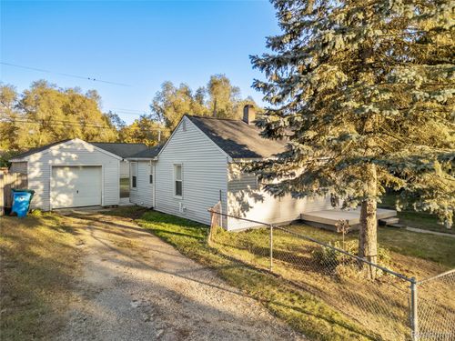 3140 Woodlawn St, Commerce Township, MI, 48390-1492 | Card Image