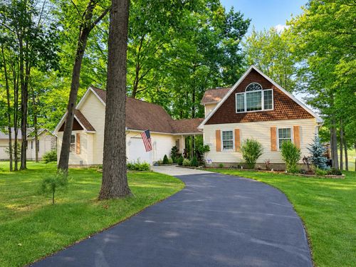 9592 Fawn Lake Dr, Stanwood, MI, 49346-8997 | Card Image