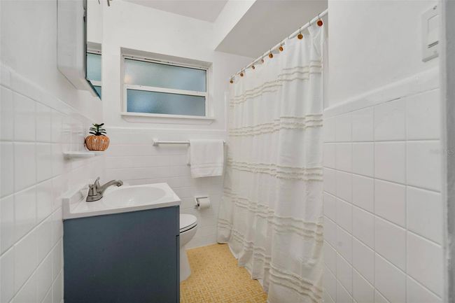 1604 Ne 7 Th St, House other with 5 bedrooms, 3 bathrooms and null parking in Gainesville FL | Image 12